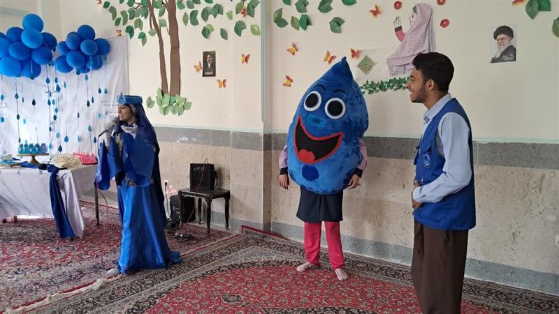 آموزش فرهنگ مصرف بهینه آب به دانش آموزان مهدیشهر با نمایش موزیكال «الفبای آب»